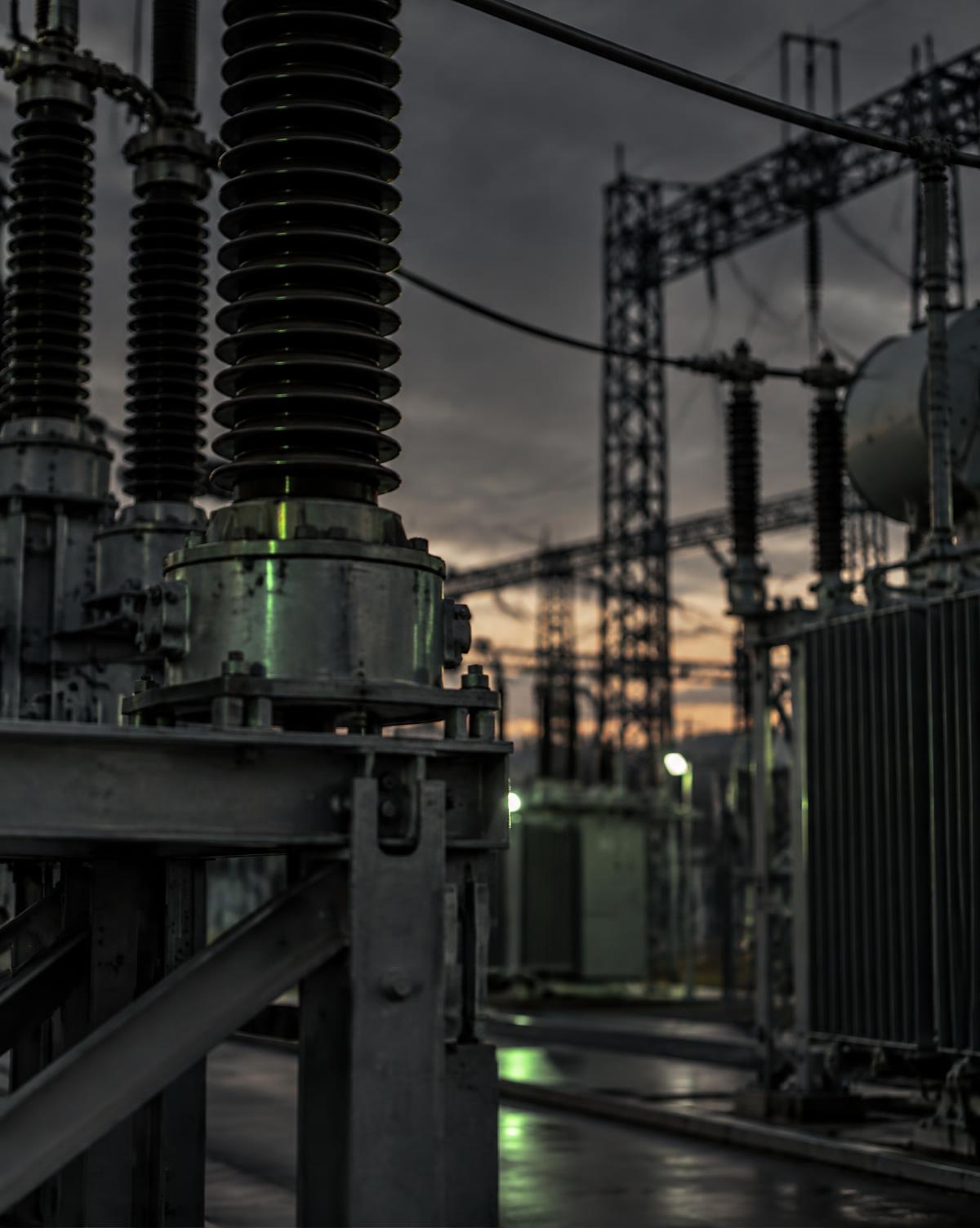 Equipamentos de subestação elétrica ao entardecer